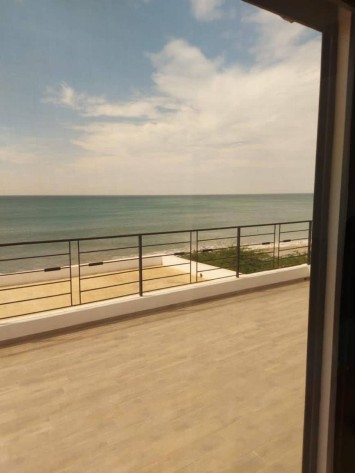 VILLA PIEDS DANS L'EAU