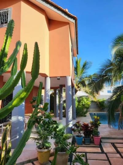 Villa meublée et équipée à Ngaparou avec piscine privée, 3 chambres , 
3 salles de bain , cuisine ouverte et équipée, buanderie, cellier, salon séjour,
grande terrasse, jardin , local gardien, parking voiture , puits
