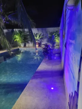 Villa meublée et équipée à Ngaparou avec piscine privée, 3 chambres ,
3 salles de bain , cuisine ouverte et équipée, buanderie, cellier, salon séjour,
grande terrasse, jardin , local gardien, parking voiture , puits
