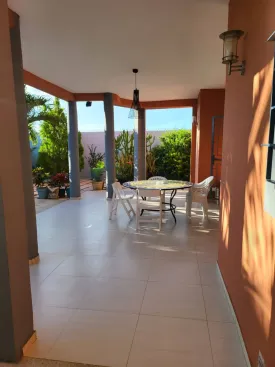 Villa meublée et équipée à Ngaparou avec piscine privée, 3 chambres ,
3 salles de bain , cuisine ouverte et équipée, buanderie, cellier, salon séjour,
grande terrasse, jardin , local gardien, parking voiture , puits