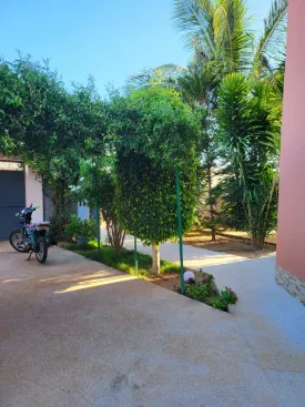 Villa meublée et équipée à Ngaparou avec piscine privée, 3 chambres ,
3 salles de bain , cuisine ouverte et équipée, buanderie, cellier, salon séjour,
grande terrasse, jardin , local gardien, parking voiture , puits