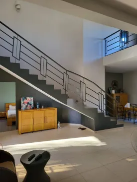 Villa meublée et équipée à Ngaparou avec piscine privée, 3 chambres ,
3 salles de bain , cuisine ouverte et équipée, buanderie, cellier, salon séjour,
grande terrasse, jardin , local gardien, parking voiture , puits