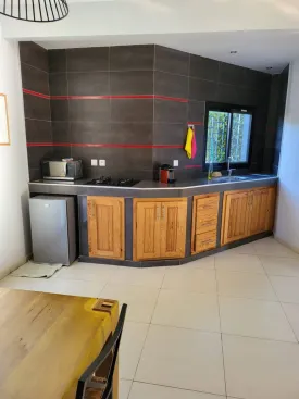 Villa meublée et équipée à Ngaparou avec piscine privée, 3 chambres ,
3 salles de bain , cuisine ouverte et équipée, buanderie, cellier, salon séjour,
grande terrasse, jardin , local gardien, parking voiture , puits