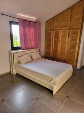 Villa meublée et équipée à Ngaparou avec piscine privée, 3 chambres ,
3 salles de bain , cuisine ouverte et équipée, buanderie, cellier, salon séjour,
grande terrasse, jardin , local gardien, parking voiture , puits