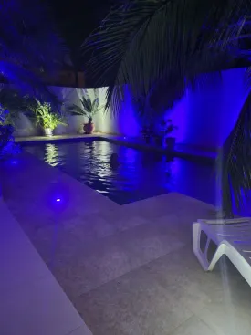 Villa meublée et équipée à Ngaparou avec piscine privée, 3 chambres ,
3 salles de bain , cuisine ouverte et équipée, buanderie, cellier, salon séjour,
grande terrasse, jardin , local gardien, parking voiture , puits