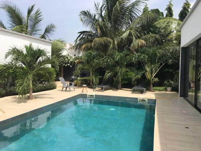 Villa contemporaine sur un terrain de 1200m2, très arboré, un magnifique jardin, 
3 chambres, 3 salles d'eau privatives, placard dans les chambres, salon -séjour 
cuisine ouverte et très bien équipée , cellier,  cuisine extérieure , 
une grande terrasse aménagée ouverte sur la piscine, garage fermé , parking, local gardien 
puits, compteur Sen 'eau
