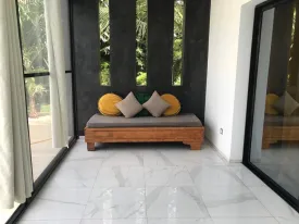 Villa contemporaine sur un terrain de 1200m2, très arboré, un magnifique jardin,
3 chambres, 3 salles d'eau privatives, placard dans les chambres, salon -séjour
cuisine ouverte et très bien équipée , cellier, cuisine extérieure ,
une grande terrasse aménagée ouverte sur la piscine, garage fermé , parking, local gardien
puits, compteur Sen 'eau