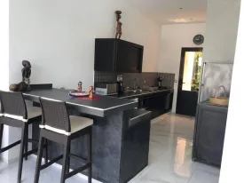 Villa contemporaine sur un terrain de 1200m2, très arboré, un magnifique jardin,
3 chambres, 3 salles d'eau privatives, placard dans les chambres, salon -séjour
cuisine ouverte et très bien équipée , cellier, cuisine extérieure ,
une grande terrasse aménagée ouverte sur la piscine, garage fermé , parking, local gardien
puits, compteur Sen 'eau
