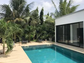Villa contemporaine sur un terrain de 1200m2, très arboré, un magnifique jardin,
3 chambres, 3 salles d'eau privatives, placard dans les chambres, salon -séjour
cuisine ouverte et très bien équipée , cellier, cuisine extérieure ,
une grande terrasse aménagée ouverte sur la piscine, garage fermé , parking, local gardien
puits, compteur Sen 'eau