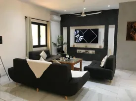 Villa contemporaine sur un terrain de 1200m2, très arboré, un magnifique jardin,
3 chambres, 3 salles d'eau privatives, placard dans les chambres, salon -séjour
cuisine ouverte et très bien équipée , cellier, cuisine extérieure ,
une grande terrasse aménagée ouverte sur la piscine, garage fermé , parking, local gardien
puits, compteur Sen 'eau