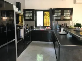 Villa contemporaine sur un terrain de 1200m2, très arboré, un magnifique jardin,
3 chambres, 3 salles d'eau privatives, placard dans les chambres, salon -séjour
cuisine ouverte et très bien équipée , cellier, cuisine extérieure ,
une grande terrasse aménagée ouverte sur la piscine, garage fermé , parking, local gardien
puits, compteur Sen 'eau