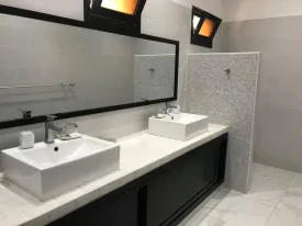 Villa contemporaine sur un terrain de 1200m2, très arboré, un magnifique jardin,
3 chambres, 3 salles d'eau privatives, placard dans les chambres, salon -séjour
cuisine ouverte et très bien équipée , cellier, cuisine extérieure ,
une grande terrasse aménagée ouverte sur la piscine, garage fermé , parking, local gardien
puits, compteur Sen 'eau