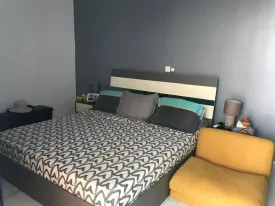 Villa contemporaine sur un terrain de 1200m2, très arboré, un magnifique jardin,
3 chambres, 3 salles d'eau privatives, placard dans les chambres, salon -séjour
cuisine ouverte et très bien équipée , cellier, cuisine extérieure ,
une grande terrasse aménagée ouverte sur la piscine, garage fermé , parking, local gardien
puits, compteur Sen 'eau