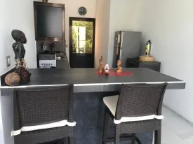 Villa contemporaine sur un terrain de 1200m2, très arboré, un magnifique jardin,
3 chambres, 3 salles d'eau privatives, placard dans les chambres, salon -séjour
cuisine ouverte et très bien équipée , cellier, cuisine extérieure ,
une grande terrasse aménagée ouverte sur la piscine, garage fermé , parking, local gardien
puits, compteur Sen 'eau