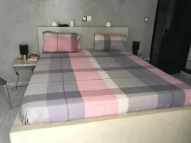 Villa contemporaine sur un terrain de 1200m2, très arboré, un magnifique jardin,
3 chambres, 3 salles d'eau privatives, placard dans les chambres, salon -séjour
cuisine ouverte et très bien équipée , cellier, cuisine extérieure ,
une grande terrasse aménagée ouverte sur la piscine, garage fermé , parking, local gardien
puits, compteur Sen 'eau