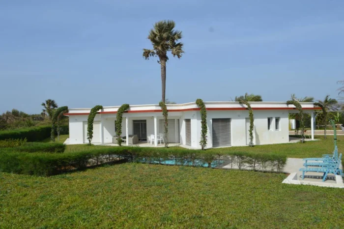 située à Cap Skirring , dans un Domaine avec  accès direct à la mer, cette magnifique villa entièrement meublée et équipée
est  composée de 4 chambres climatisées , 3 salles de bain, 
d'une cuisine entièrement équipée, d'un salon - séjour , 
dune terrasse aménagée , un jardin ,une piscine de 4 m x 8m , parking, garage