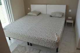 située à Cap Skirring , dans un Domaine avec accès direct à la mer, cette magnifique villa entièrement meublée et équipée
est composée de 4 chambres climatisées , 3 salles de bain,
d'une cuisine entièrement équipée, d'un salon - séjour ,
dune terrasse aménagée , un jardin ,une piscine de 4 m x 8m , parking, garage