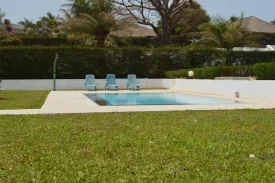 située à Cap Skirring , dans un Domaine avec accès direct à la mer, cette magnifique villa entièrement meublée et équipée
est composée de 4 chambres climatisées , 3 salles de bain,
d'une cuisine entièrement équipée, d'un salon - séjour ,
dune terrasse aménagée , un jardin ,une piscine de 4 m x 8m , parking, garage