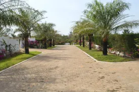 située à Cap Skirring , dans un Domaine avec accès direct à la mer, cette magnifique villa entièrement meublée et équipée
est composée de 4 chambres climatisées , 3 salles de bain,
d'une cuisine entièrement équipée, d'un salon - séjour ,
dune terrasse aménagée , un jardin ,une piscine de 4 m x 8m , parking, garage