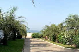 située à Cap Skirring , dans un Domaine avec accès direct à la mer, cette magnifique villa entièrement meublée et équipée
est composée de 4 chambres climatisées , 3 salles de bain,
d'une cuisine entièrement équipée, d'un salon - séjour ,
dune terrasse aménagée , un jardin ,une piscine de 4 m x 8m , parking, garage