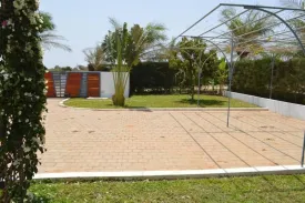située à Cap Skirring , dans un Domaine avec accès direct à la mer, cette magnifique villa entièrement meublée et équipée
est composée de 4 chambres climatisées , 3 salles de bain,
d'une cuisine entièrement équipée, d'un salon - séjour ,
dune terrasse aménagée , un jardin ,une piscine de 4 m x 8m , parking, garage