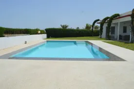 située à Cap Skirring , dans un Domaine avec accès direct à la mer, cette magnifique villa entièrement meublée et équipée
est composée de 4 chambres climatisées , 3 salles de bain,
d'une cuisine entièrement équipée, d'un salon - séjour ,
dune terrasse aménagée , un jardin ,une piscine de 4 m x 8m , parking, garage