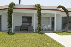 située à Cap Skirring , dans un Domaine avec accès direct à la mer, cette magnifique villa entièrement meublée et équipée
est composée de 4 chambres climatisées , 3 salles de bain,
d'une cuisine entièrement équipée, d'un salon - séjour ,
dune terrasse aménagée , un jardin ,une piscine de 4 m x 8m , parking, garage