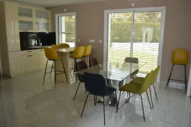 située à Cap Skirring , dans un Domaine avec accès direct à la mer, cette magnifique villa entièrement meublée et équipée
est composée de 4 chambres climatisées , 3 salles de bain,
d'une cuisine entièrement équipée, d'un salon - séjour ,
dune terrasse aménagée , un jardin ,une piscine de 4 m x 8m , parking, garage