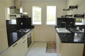 située à Cap Skirring , dans un Domaine avec accès direct à la mer, cette magnifique villa entièrement meublée et équipée
est composée de 4 chambres climatisées , 3 salles de bain,
d'une cuisine entièrement équipée, d'un salon - séjour ,
dune terrasse aménagée , un jardin ,une piscine de 4 m x 8m , parking, garage