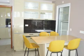 située à Cap Skirring , dans un Domaine avec accès direct à la mer, cette magnifique villa entièrement meublée et équipée
est composée de 4 chambres climatisées , 3 salles de bain,
d'une cuisine entièrement équipée, d'un salon - séjour ,
dune terrasse aménagée , un jardin ,une piscine de 4 m x 8m , parking, garage