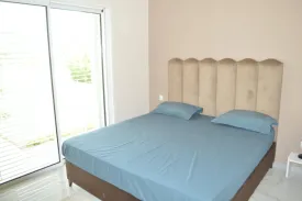 située à Cap Skirring , dans un Domaine avec accès direct à la mer, cette magnifique villa entièrement meublée et équipée
est composée de 4 chambres climatisées , 3 salles de bain,
d'une cuisine entièrement équipée, d'un salon - séjour ,
dune terrasse aménagée , un jardin ,une piscine de 4 m x 8m , parking, garage