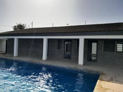 Villa en vente, emplacement idéal, SEMI6 MEUBL2E et équipée, composée de 6 chambres , 4 salles de bain dont une avec baignoire, 2 cuisines, un salon - séjour spacieux, une terrasse, piscine privée, jardin ,gazonné et arboré ,garage pour 3 voitures, groupe électrogène, alarme et vidéo surveillance ,