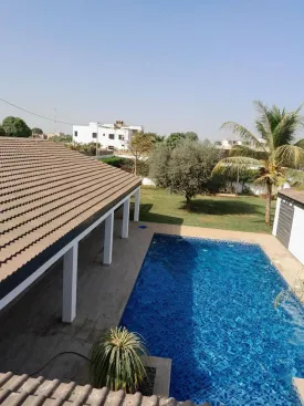 Villa en vente, emplacement idéal, SEMI6 MEUBL2E et équipée, composée de 6 chambres , 4 salles de bain dont une avec baignoire, 2 cuisines, un salon - séjour spacieux, une terrasse, piscine privée, jardin ,gazonné et arboré ,garage pour 3 voitures, groupe électrogène, alarme et vidéo surveillance ,
