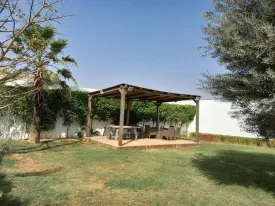Villa en vente, emplacement idéal, SEMI6 MEUBL2E et équipée, composée de 6 chambres , 4 salles de bain dont une avec baignoire, 2 cuisines, un salon - séjour spacieux, une terrasse, piscine privée, jardin ,gazonné et arboré ,garage pour 3 voitures, groupe électrogène, alarme et vidéo surveillance ,