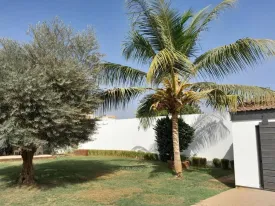 Villa en vente, emplacement idéal, SEMI6 MEUBL2E et équipée, composée de 6 chambres , 4 salles de bain dont une avec baignoire, 2 cuisines, un salon - séjour spacieux, une terrasse, piscine privée, jardin ,gazonné et arboré ,garage pour 3 voitures, groupe électrogène, alarme et vidéo surveillance ,