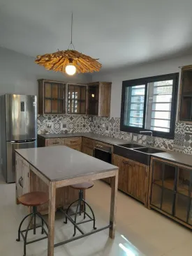 Villa en vente, emplacement idéal, SEMI6 MEUBL2E et équipée, composée de 6 chambres , 4 salles de bain dont une avec baignoire, 2 cuisines, un salon - séjour spacieux, une terrasse, piscine privée, jardin ,gazonné et arboré ,garage pour 3 voitures, groupe électrogène, alarme et vidéo surveillance ,
