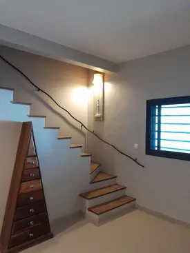 Villa en vente, emplacement idéal, SEMI6 MEUBL2E et équipée, composée de 6 chambres , 4 salles de bain dont une avec baignoire, 2 cuisines, un salon - séjour spacieux, une terrasse, piscine privée, jardin ,gazonné et arboré ,garage pour 3 voitures, groupe électrogène, alarme et vidéo surveillance ,
