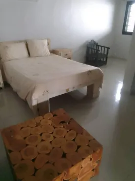 Villa en vente, emplacement idéal, SEMI6 MEUBL2E et équipée, composée de 6 chambres , 4 salles de bain dont une avec baignoire, 2 cuisines, un salon - séjour spacieux, une terrasse, piscine privée, jardin ,gazonné et arboré ,garage pour 3 voitures, groupe électrogène, alarme et vidéo surveillance ,