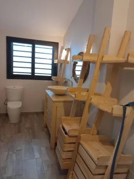 Villa en vente, emplacement idéal, SEMI6 MEUBL2E et équipée, composée de 6 chambres , 4 salles de bain dont une avec baignoire, 2 cuisines, un salon - séjour spacieux, une terrasse, piscine privée, jardin ,gazonné et arboré ,garage pour 3 voitures, groupe électrogène, alarme et vidéo surveillance ,