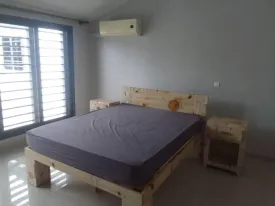 Villa en vente, emplacement idéal, SEMI6 MEUBL2E et équipée, composée de 6 chambres , 4 salles de bain dont une avec baignoire, 2 cuisines, un salon - séjour spacieux, une terrasse, piscine privée, jardin ,gazonné et arboré ,garage pour 3 voitures, groupe électrogène, alarme et vidéo surveillance ,