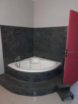 Villa en vente, emplacement idéal, SEMI6 MEUBL2E et équipée, composée de 6 chambres , 4 salles de bain dont une avec baignoire, 2 cuisines, un salon - séjour spacieux, une terrasse, piscine privée, jardin ,gazonné et arboré ,garage pour 3 voitures, groupe électrogène, alarme et vidéo surveillance ,