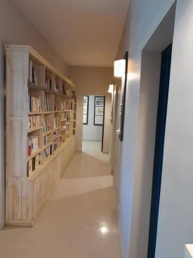 Villa en vente, emplacement idéal, SEMI6 MEUBL2E et équipée, composée de 6 chambres , 4 salles de bain dont une avec baignoire, 2 cuisines, un salon - séjour spacieux, une terrasse, piscine privée, jardin ,gazonné et arboré ,garage pour 3 voitures, groupe électrogène, alarme et vidéo surveillance ,