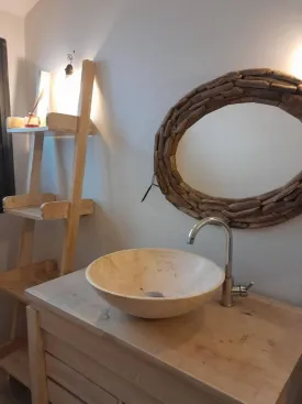 Villa en vente, emplacement idéal, SEMI6 MEUBL2E et équipée, composée de 6 chambres , 4 salles de bain dont une avec baignoire, 2 cuisines, un salon - séjour spacieux, une terrasse, piscine privée, jardin ,gazonné et arboré ,garage pour 3 voitures, groupe électrogène, alarme et vidéo surveillance ,
