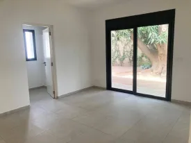 Villa à vendre à Keur Gondé avec un magnifique jardin sur un terrain en Bail de 1889m2, arboré d'arbres fruitiers
entièrement clôturé
La villa est construite avec des matériaux de qualité , un système d'isolation thermique, VMC , climatiseurs gainables