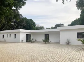 Villa à vendre à Keur Gondé avec un magnifique jardin sur un terrain en Bail de 1889m2, arboré d'arbres fruitiers
entièrement clôturé
La villa est construite avec des matériaux de qualité , un système d'isolation thermique, VMC , climatiseurs gainables