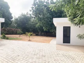 Villa à vendre à Keur Gondé avec un magnifique jardin sur un terrain en Bail de 1889m2, arboré d'arbres fruitiers
entièrement clôturé
La villa est construite avec des matériaux de qualité , un système d'isolation thermique, VMC , climatiseurs gainables