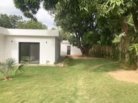 Villa à vendre à Keur Gondé avec un magnifique jardin sur un terrain en Bail de 1889m2, arboré d'arbres fruitiers
entièrement clôturé
La villa est construite avec des matériaux de qualité , un système d'isolation thermique, VMC , climatiseurs gainables