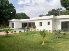 Villa à vendre à Keur Gondé avec un magnifique jardin sur un terrain en Bail de 1889m2, arboré d'arbres fruitiers
entièrement clôturé
La villa est construite avec des matériaux de qualité , un système d'isolation thermique, VMC , climatiseurs gainables