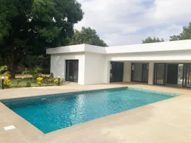 Villa à vendre à Keur Gondé avec un magnifique jardin sur un terrain en Bail de 1889m2, arboré d'arbres fruitiers
entièrement clôturé
La villa est construite avec des matériaux de qualité , un système d'isolation thermique, VMC , climatiseurs gainables