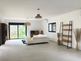 Villa à vendre à Keur Gondé avec un magnifique jardin sur un terrain en Bail de 1889m2, arboré d'arbres fruitiers
entièrement clôturé
La villa est construite avec des matériaux de qualité , un système d'isolation thermique, VMC , climatiseurs gainables